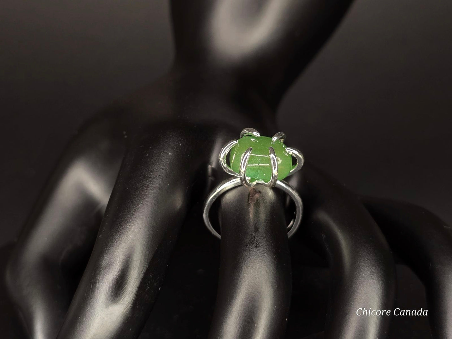 Bague délicate ajustable en jade vert