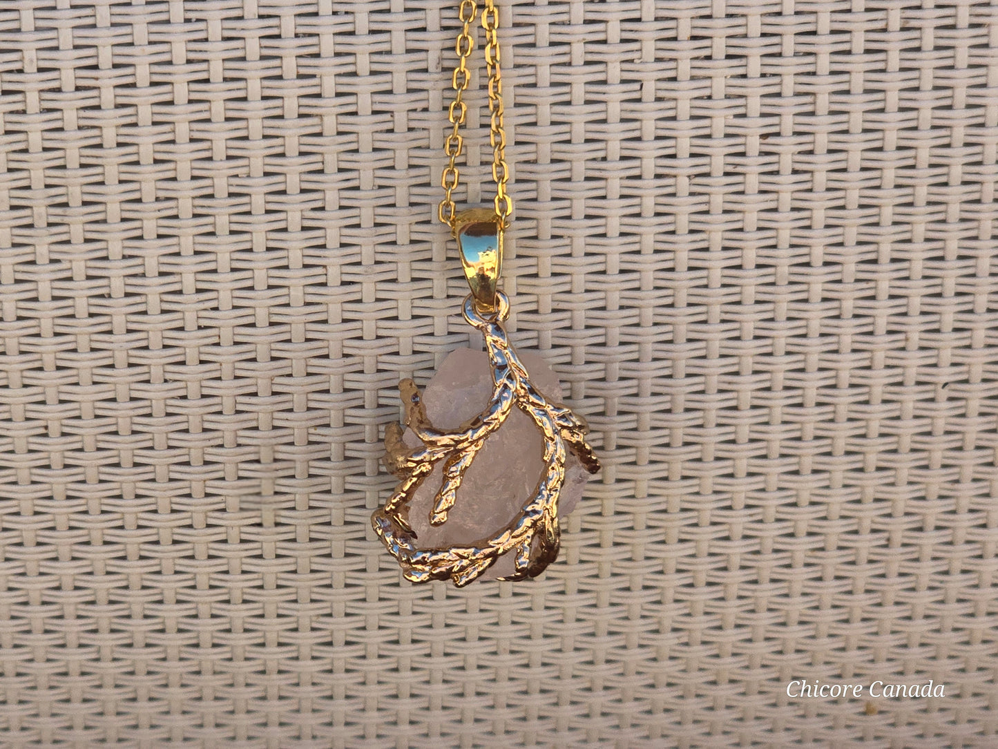 Collier pendentif luxueux en quartz rose fait à la main dans un design élégant et raffiné