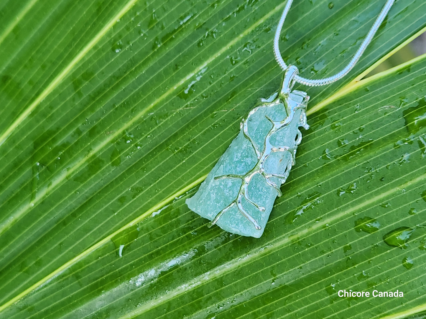 Collier pendentif en fluorite verte naturelle brute, fabriqué à la main et sophistiqué – Design artisanal exquis