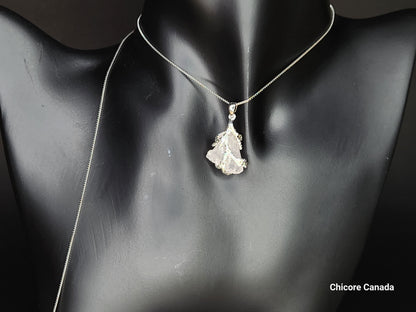 Pendentif en pierre de quartz rose naturelle délicate fait à la main – Design élégant et intemporel