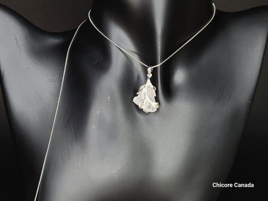 Pendentif en pierre de quartz rose naturelle délicate fait à la main – Design élégant et intemporel