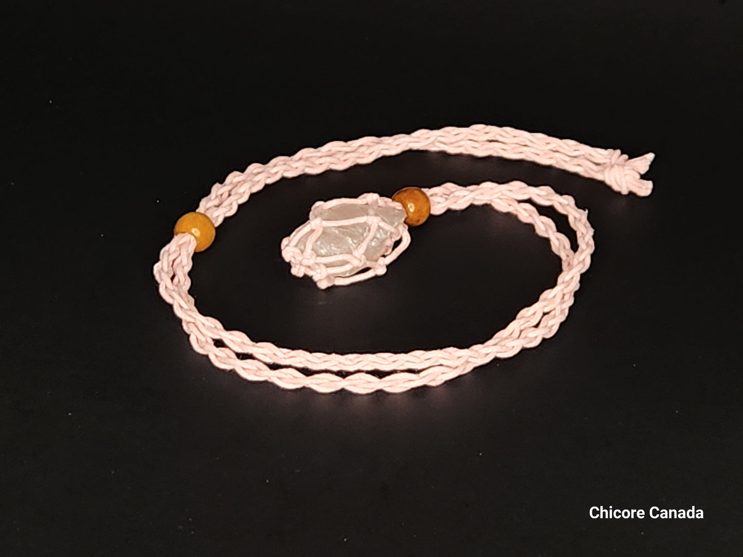Collier cage en quartz rose brut fait main avec corde réglable