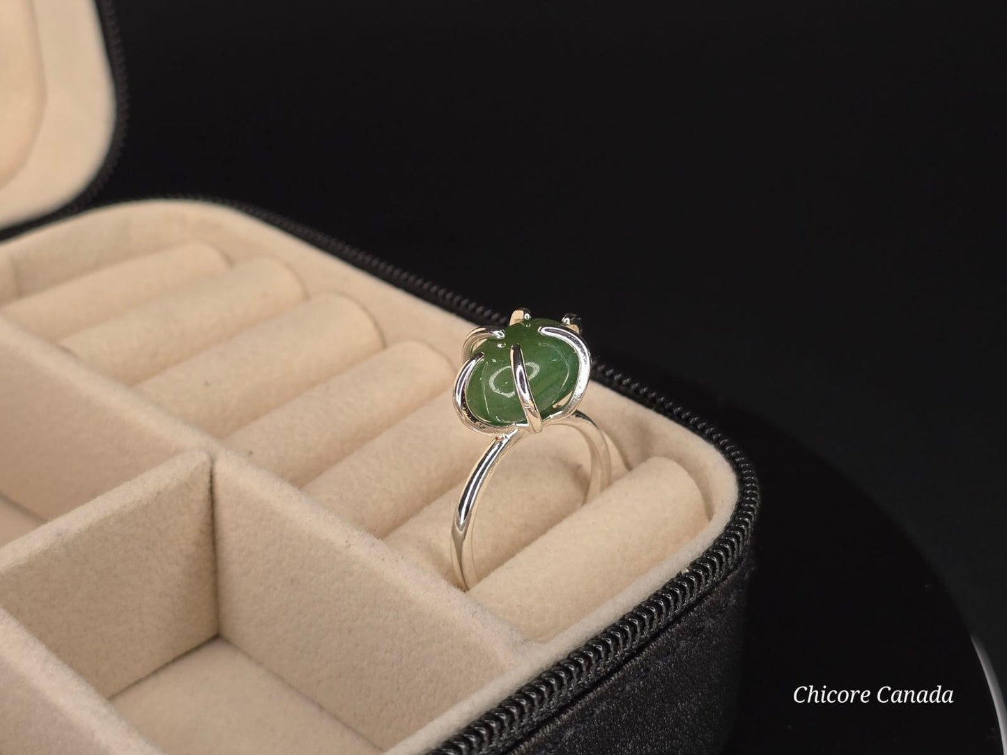 Bague délicate ajustable en jade vert