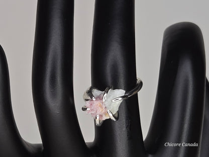 Bague ajustable exquise faite à la main avec tourmaline rose brute