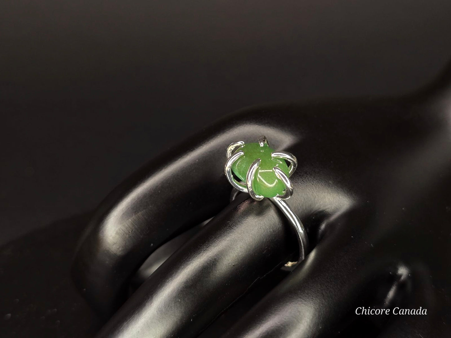 Bague délicate ajustable en jade vert