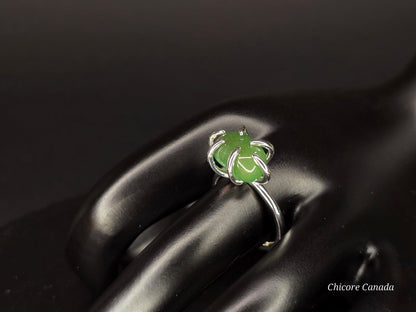 Bague délicate ajustable en jade vert