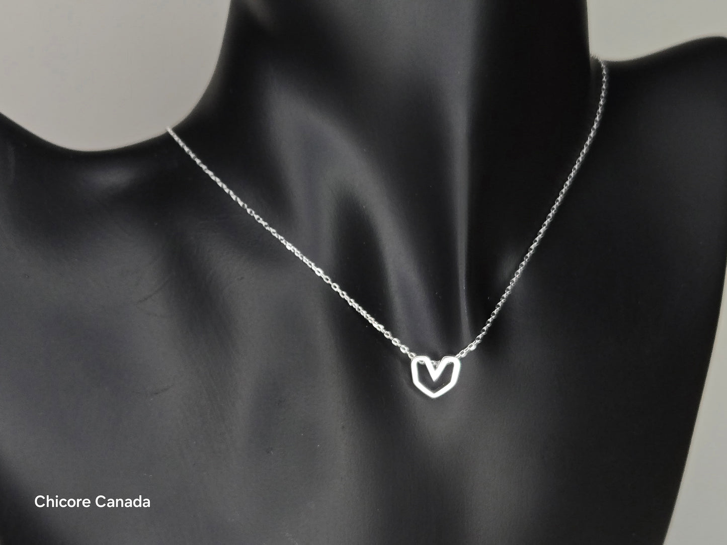 Pendentif exquis en forme de cœur en argent avec chaîne réglable – une touche délicate de sophistication