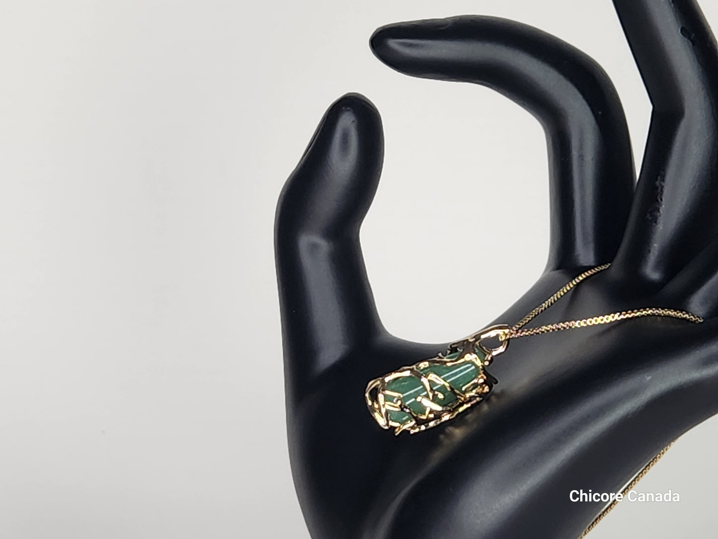 Pendentif en jade naturel fait main élégant avec collier réglable – Sophistication intemporelle