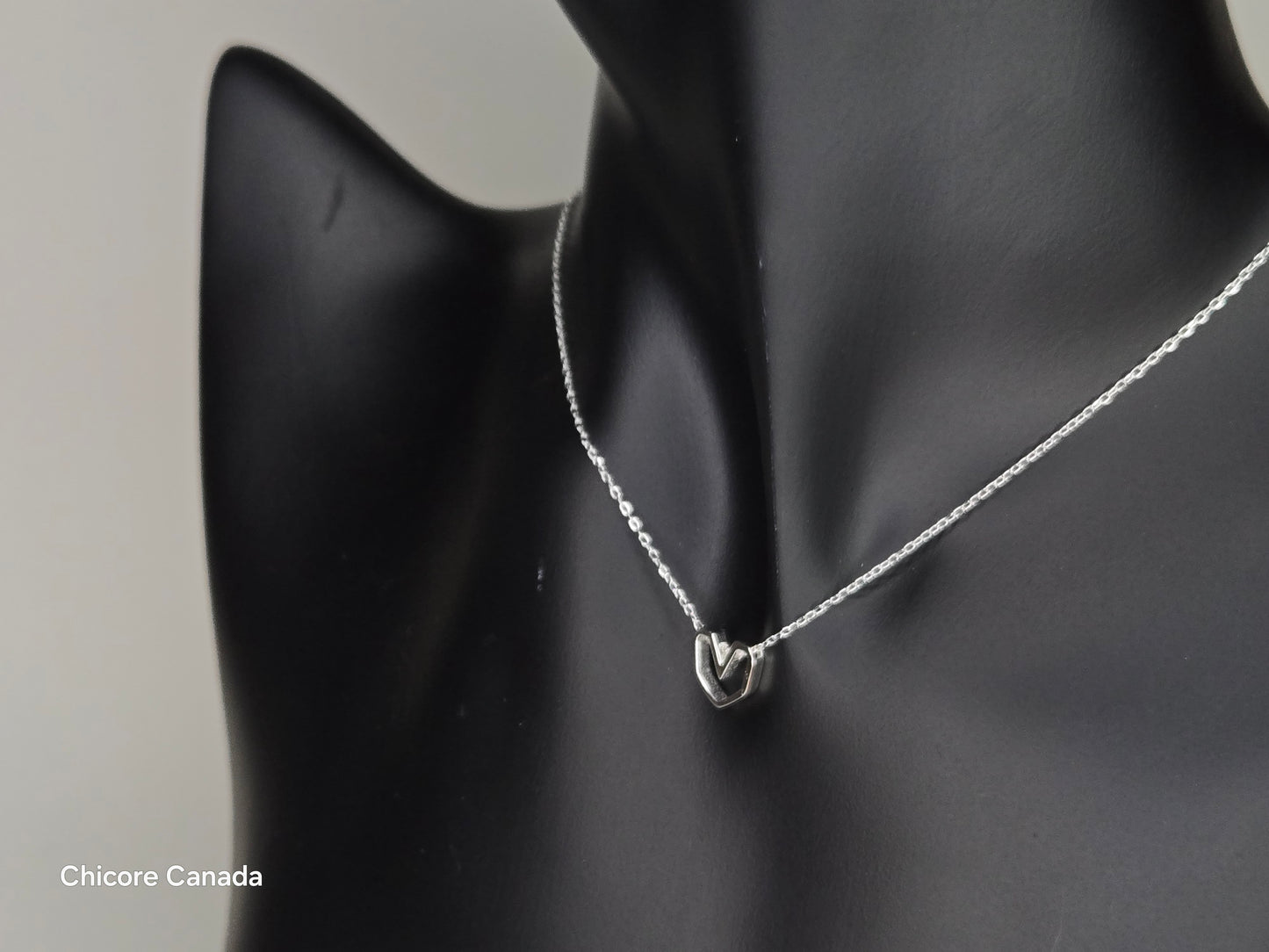 Pendentif exquis en forme de cœur en argent avec chaîne réglable – une touche délicate de sophistication