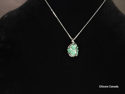 Collier élégant avec pendentif en malachite brute fait à la main et chaîne réglable