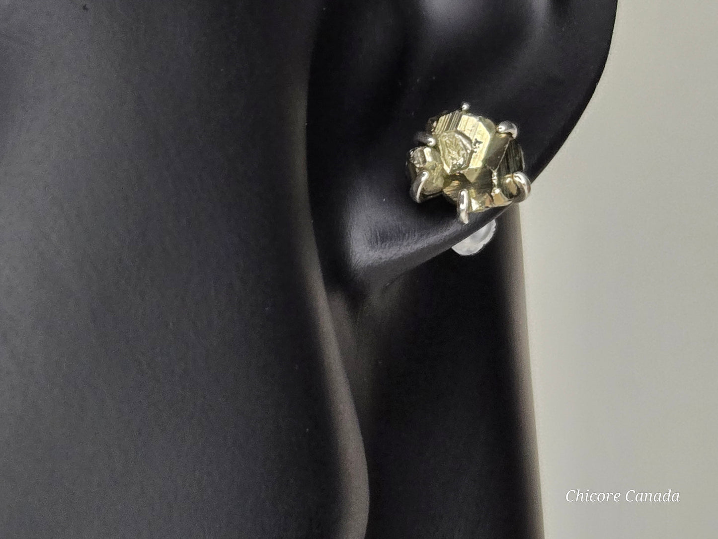 Boucles d'oreilles à tige en argent sterling 925 avec pyrite brute faites à la main dans une teinte luxueuse