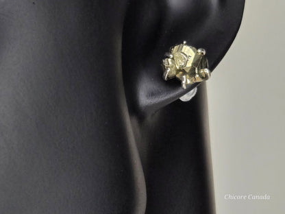 Boucles d'oreilles à tige en argent sterling 925 avec pyrite brute faites à la main dans une teinte luxueuse