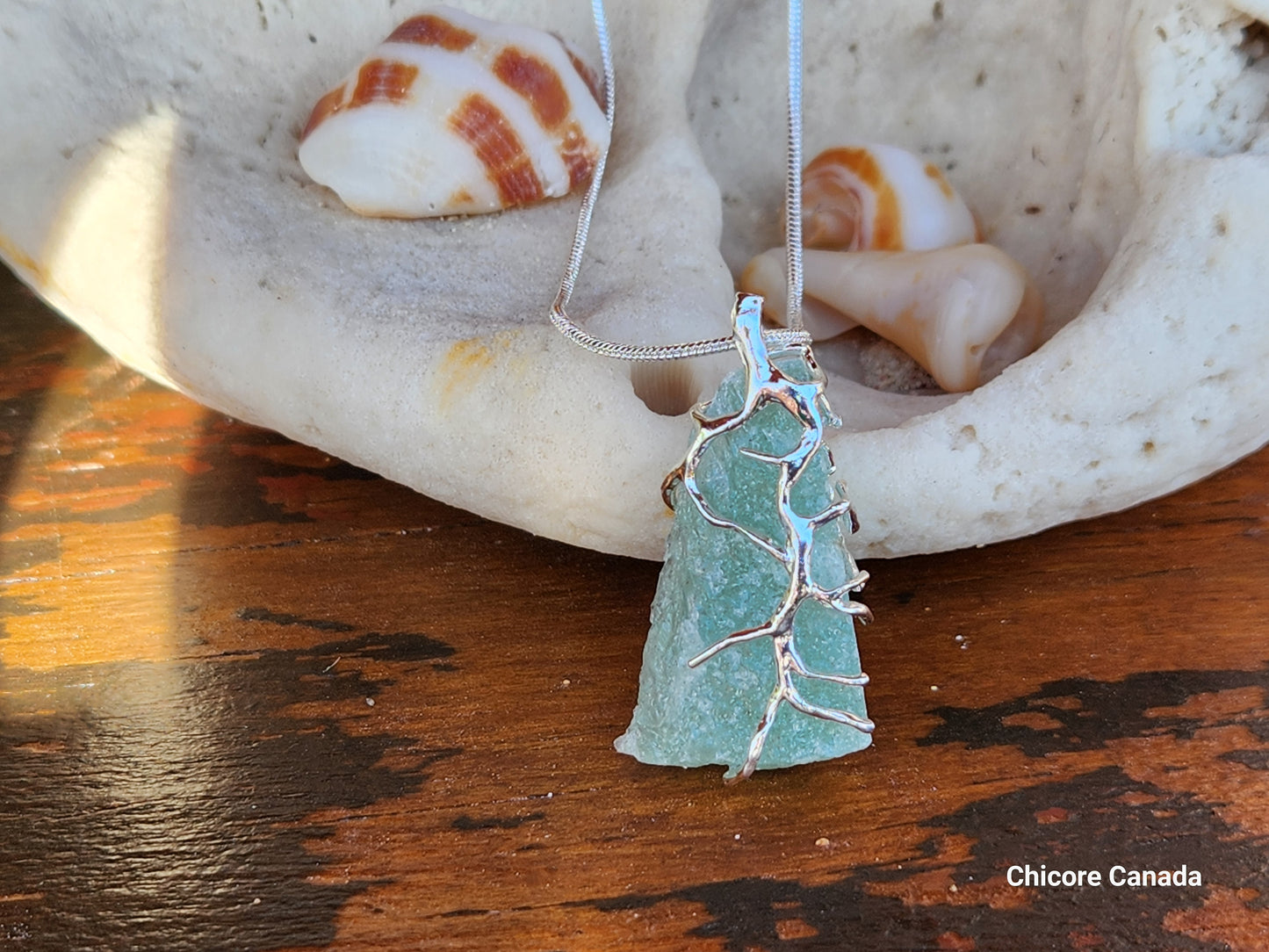 Collier pendentif en fluorite verte naturelle brute, fabriqué à la main et sophistiqué – Design artisanal exquis