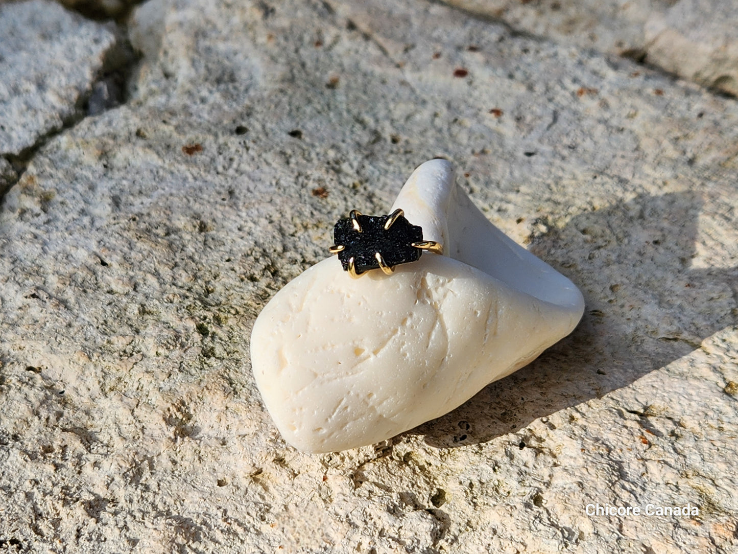 Bague ajustable artisanale avec tourmaline noire brute