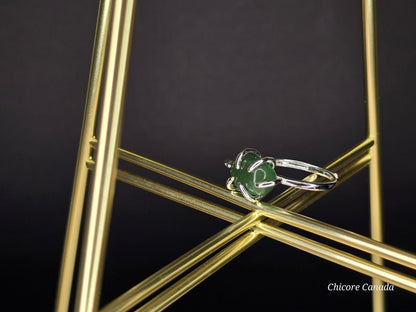 Bague délicate ajustable en jade vert