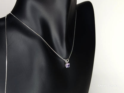 Collier luxueux avec pendentif en oxyde de zirconium violet et chaîne réglable
