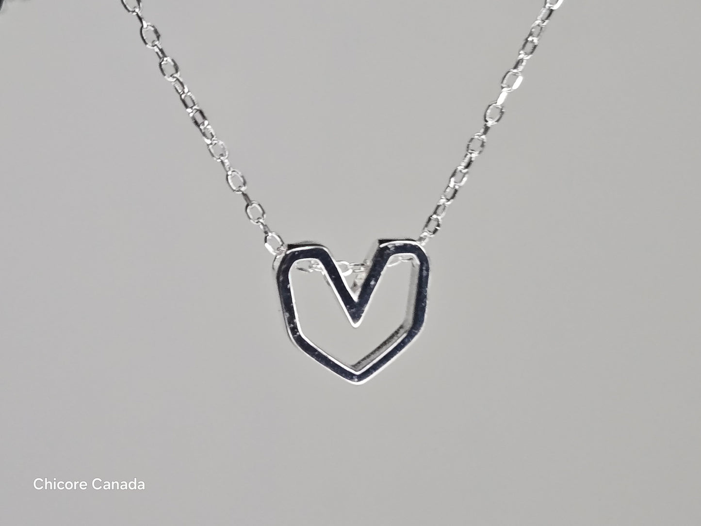 Pendentif exquis en forme de cœur en argent avec chaîne réglable – une touche délicate de sophistication