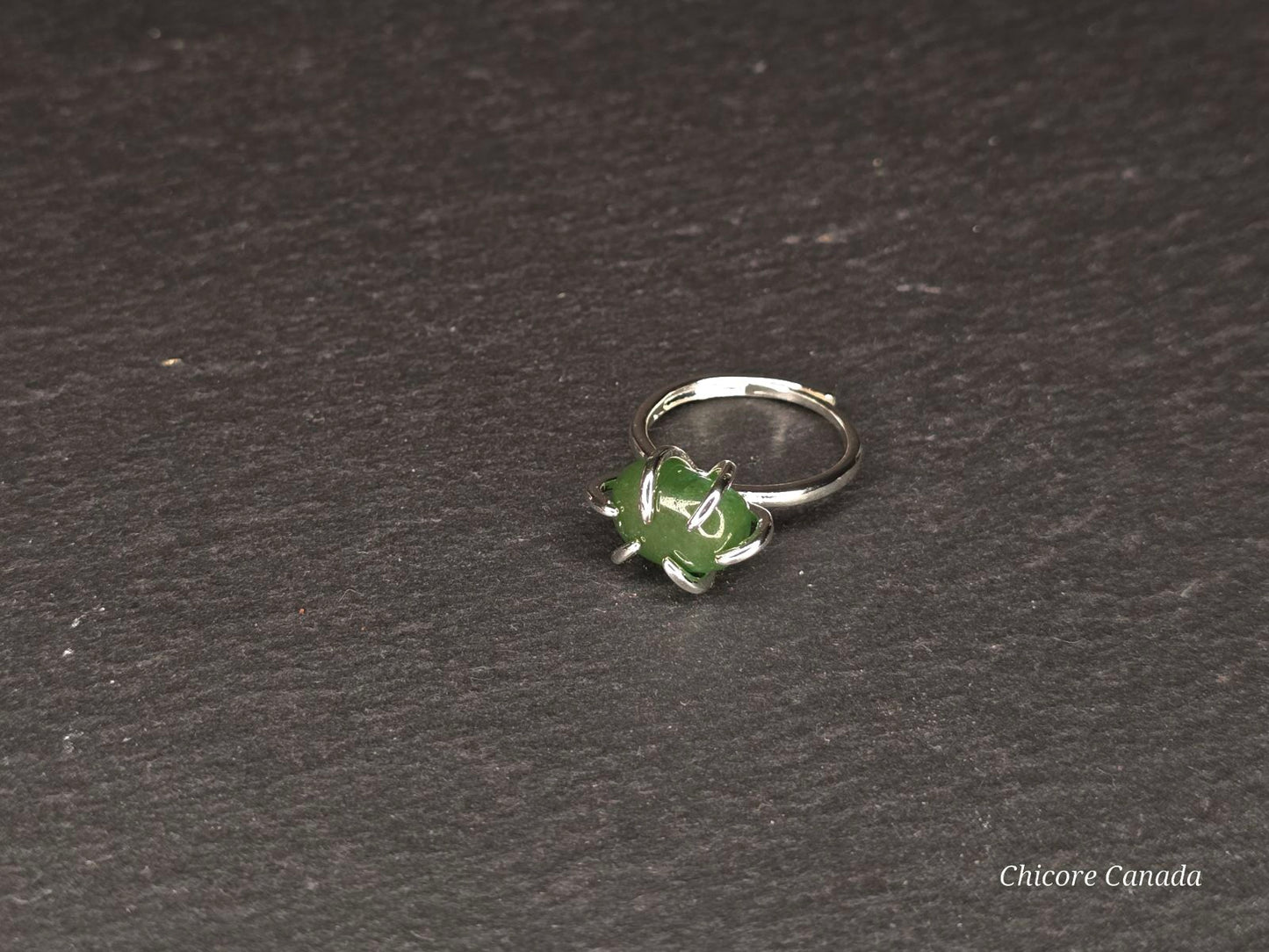 Bague délicate ajustable en jade vert