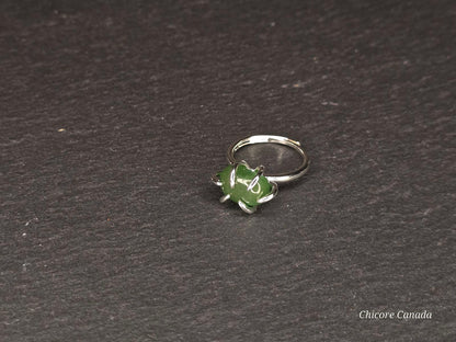 Bague délicate ajustable en jade vert