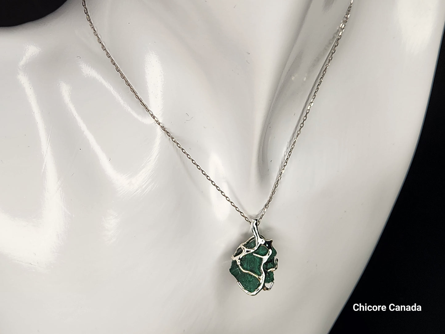 Collier élégant avec pendentif en malachite brute fait à la main et chaîne réglable