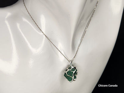 Collier élégant avec pendentif en malachite brute fait à la main et chaîne réglable