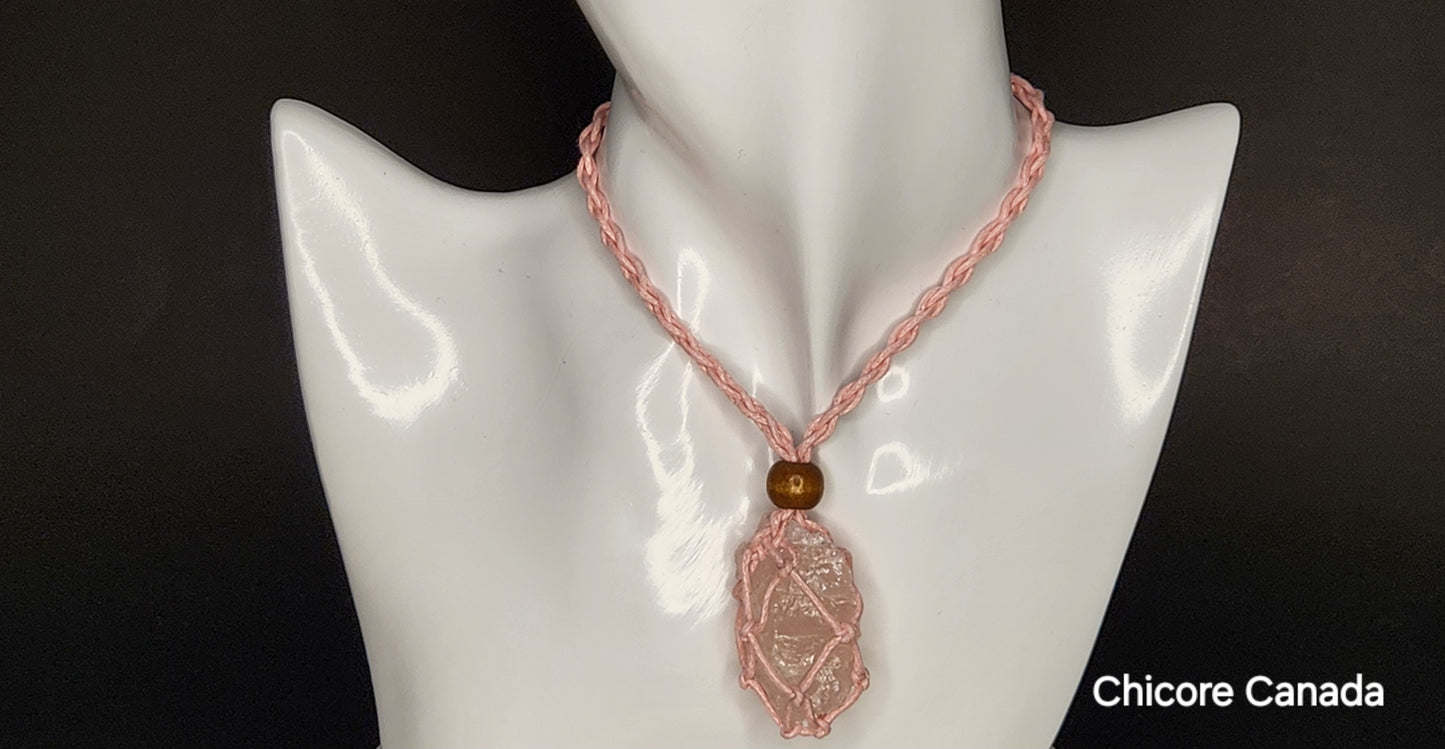 Collier cage en quartz rose brut fait main avec corde réglable