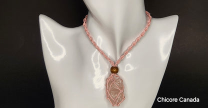 Collier cage en quartz rose brut fait main avec corde réglable