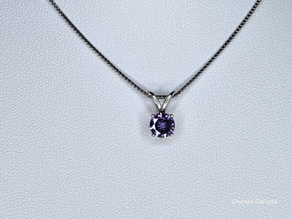 Collier luxueux avec pendentif en oxyde de zirconium violet et chaîne réglable