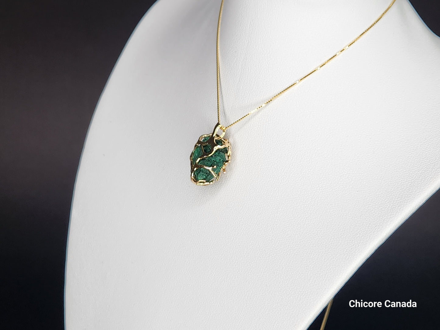 Un élégant collier pendentif en malachite verte brute avec chaîne réglable - Adoptez la transformation et l'équilibre