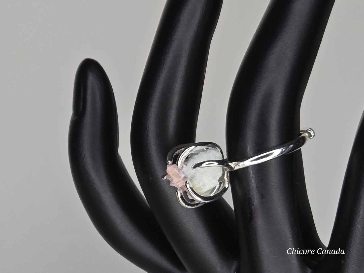 Bague ajustable exquise faite à la main avec tourmaline rose brute