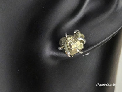 Boucles d'oreilles à tige en argent sterling 925 avec pyrite brute faites à la main dans une teinte luxueuse