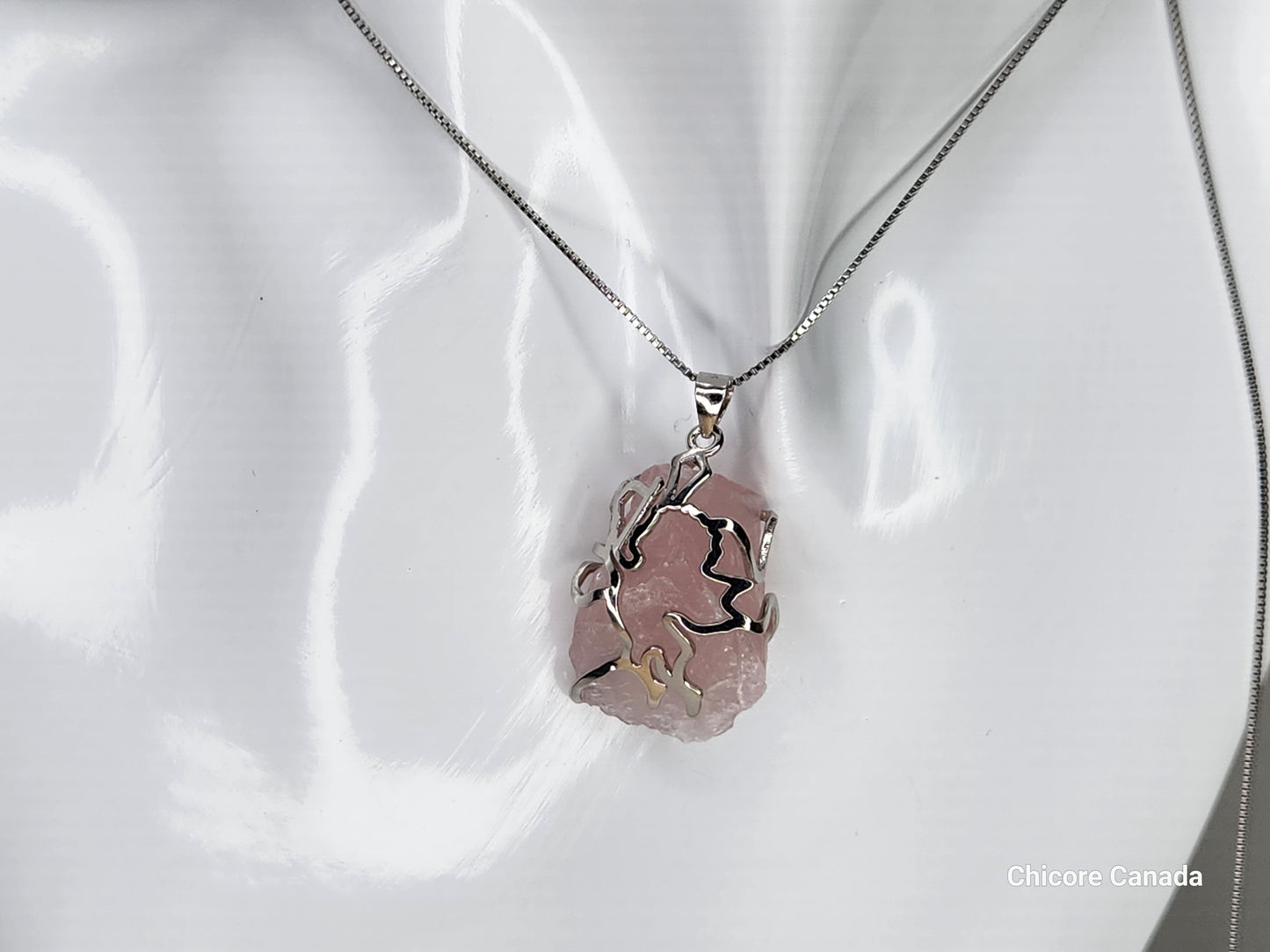 Pendentif Cupidon artisanal en argent sterling 925 avec cristal de quartz rose et collier réglable – Une touche d'élégance romantique intemporelle