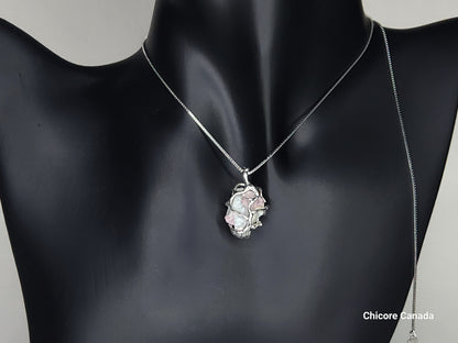 Pendentif en tourmaline rose brute raffiné fait à la main avec chaîne réglable