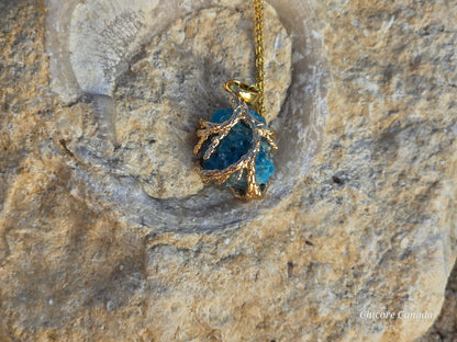 Collier pendentif en apatite bleue brute fait main élégant au design délicat