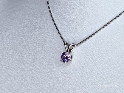 Collier luxueux avec pendentif en oxyde de zirconium violet et chaîne réglable