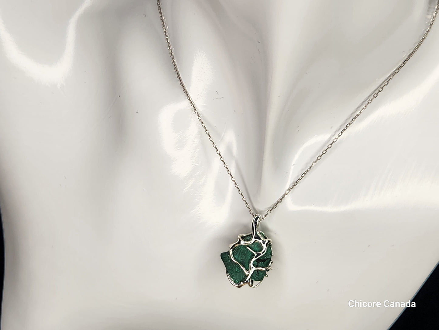 Collier élégant avec pendentif en malachite brute fait à la main et chaîne réglable