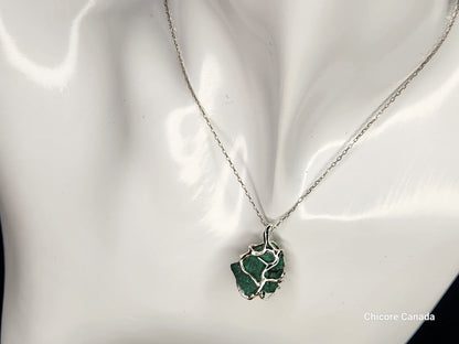 Collier élégant avec pendentif en malachite brute fait à la main et chaîne réglable