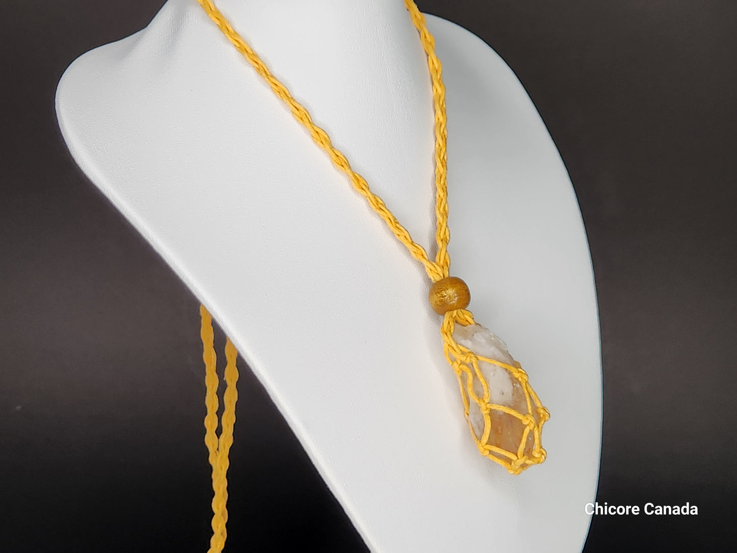 Pendentif unisexe en citrine brute brésilienne dans une cage en corde avec collier réglable