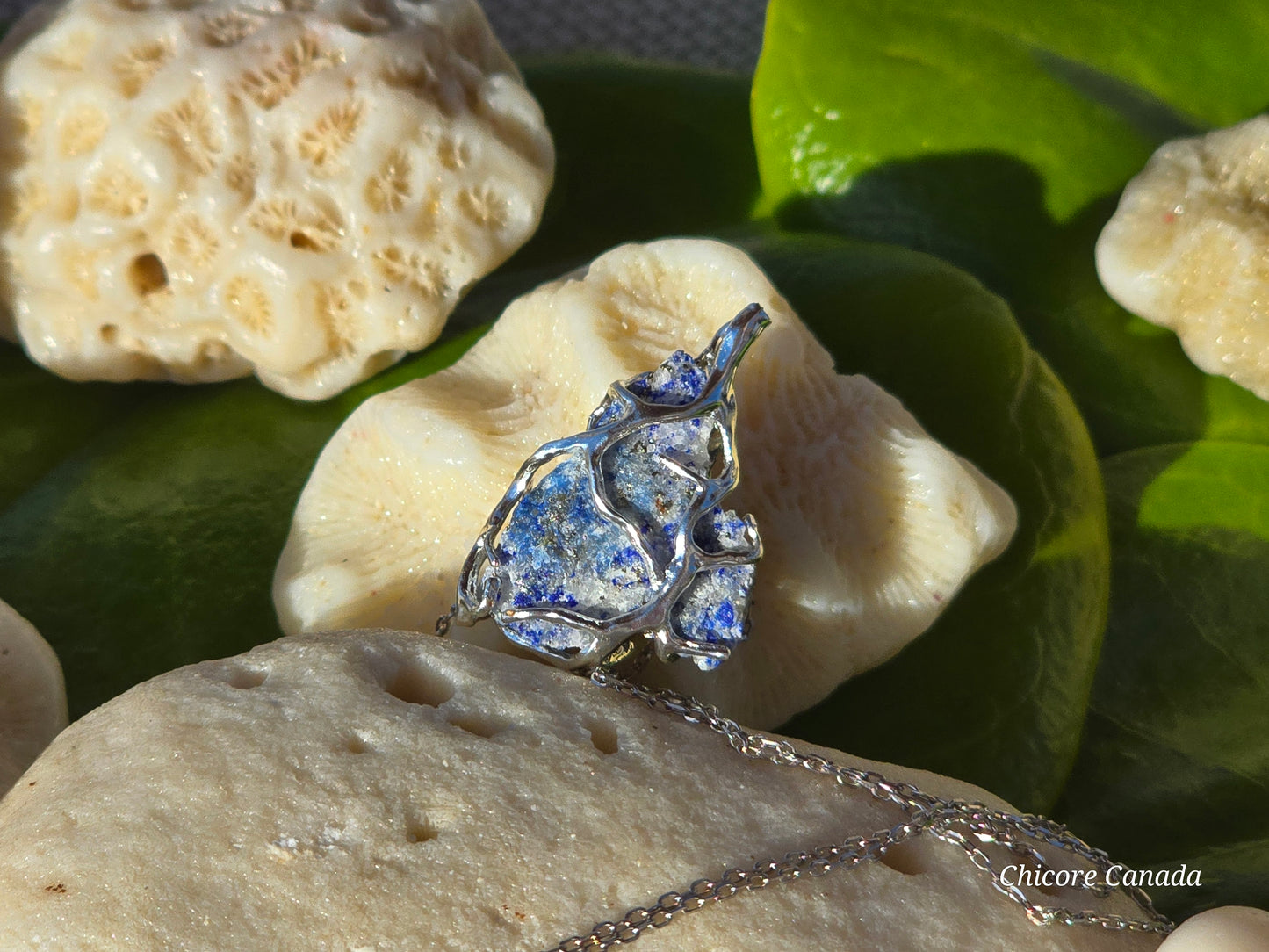 Magnifique collier avec pendentif en lapis-lazuli : un ajout unique à votre collection de bijoux