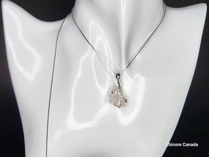 Pendentif en pierre de quartz rose naturelle délicate fait à la main – Design élégant et intemporel