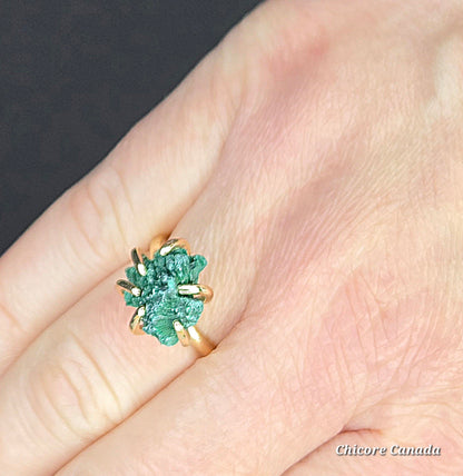 Sculpted by Nature – Elegant Raw Malachite Ring with Adjustable Band
