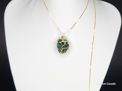 Un élégant collier pendentif en malachite verte brute avec chaîne réglable - Adoptez la transformation et l'équilibre