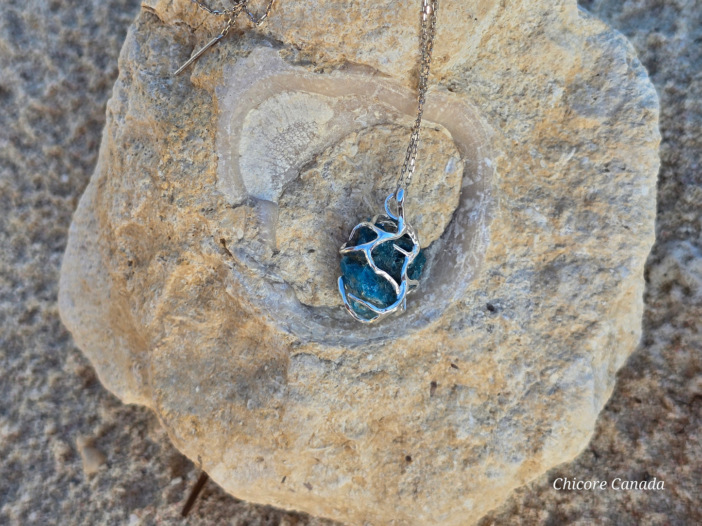 Pendentif en apatite bleue avec collier ajustable : croissance personnelle et expression de soi