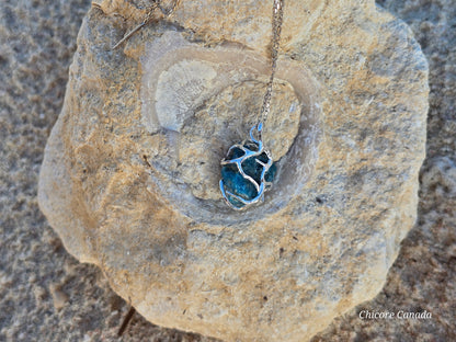 Pendentif en apatite bleue avec collier ajustable : croissance personnelle et expression de soi