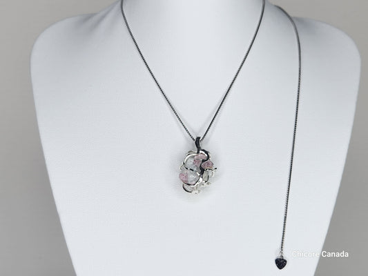 Pendentif en tourmaline rose brute raffiné fait à la main avec chaîne réglable