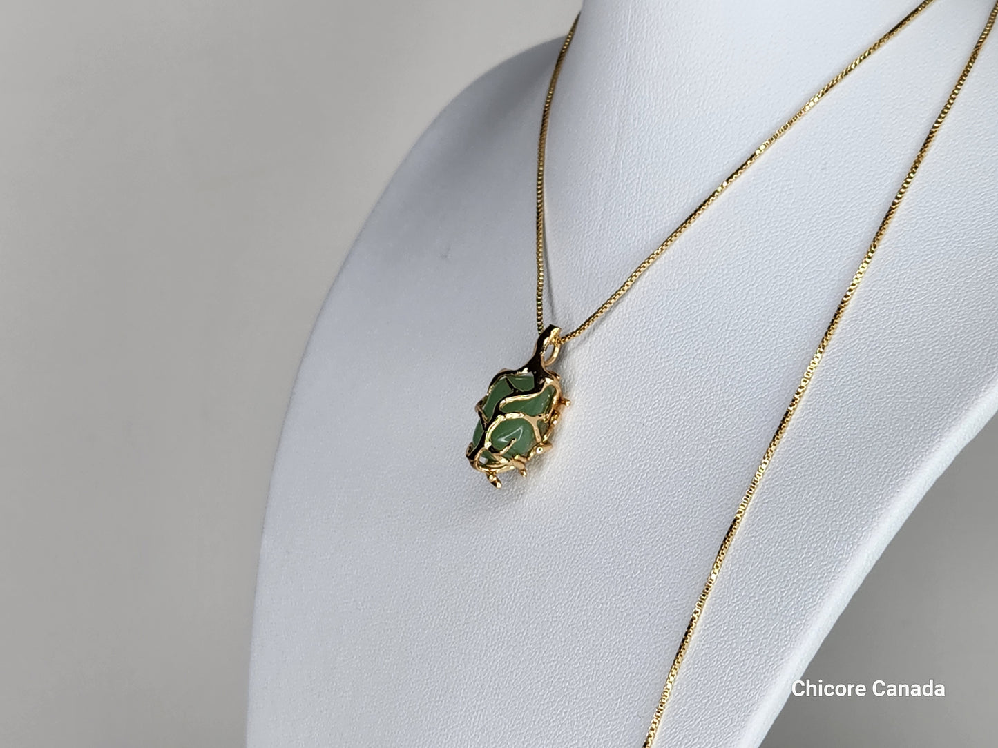 Pendentif en jade naturel fait main avec collier ajustable – Un charme de magie éternelle