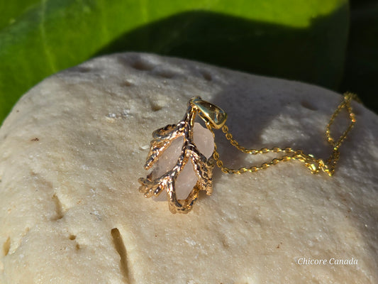 Collier pendentif luxueux en quartz rose fait à la main dans un design élégant et raffiné