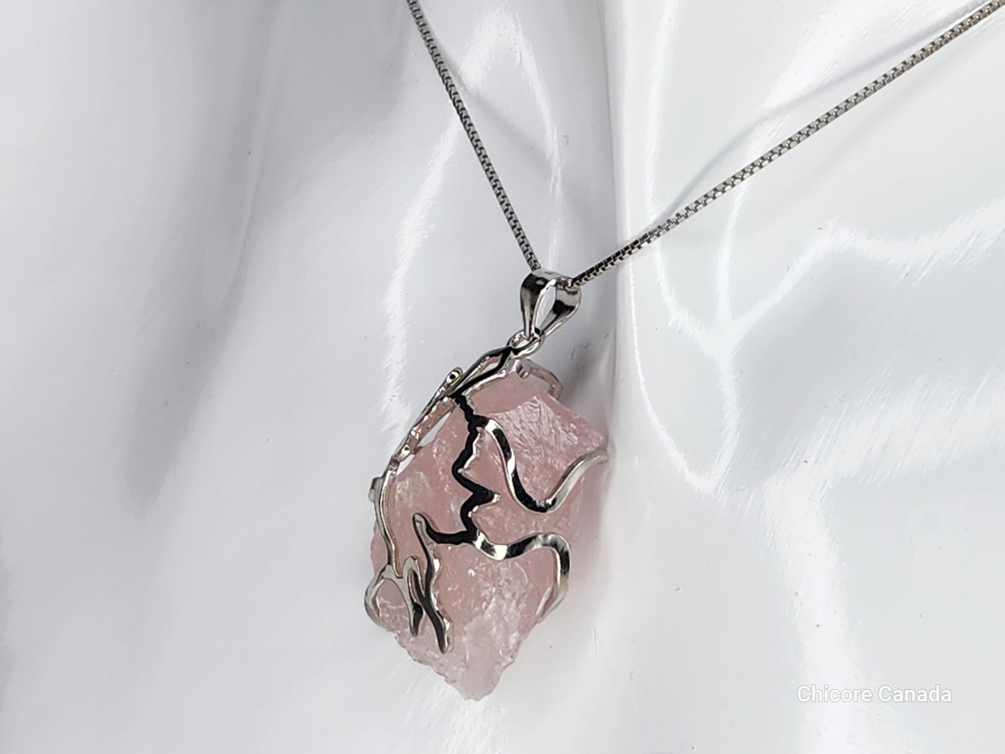 Pendentif Cupidon artisanal en argent sterling 925 avec cristal de quartz rose et collier réglable – Une touche d'élégance romantique intemporelle