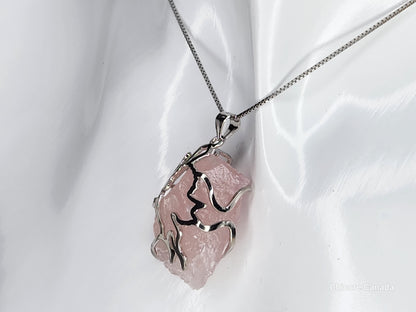 Pendentif Cupidon artisanal en argent sterling 925 avec cristal de quartz rose et collier réglable – Une touche d'élégance romantique intemporelle