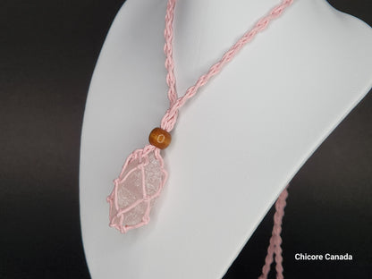 Collier cage en quartz rose brut fait main avec corde réglable